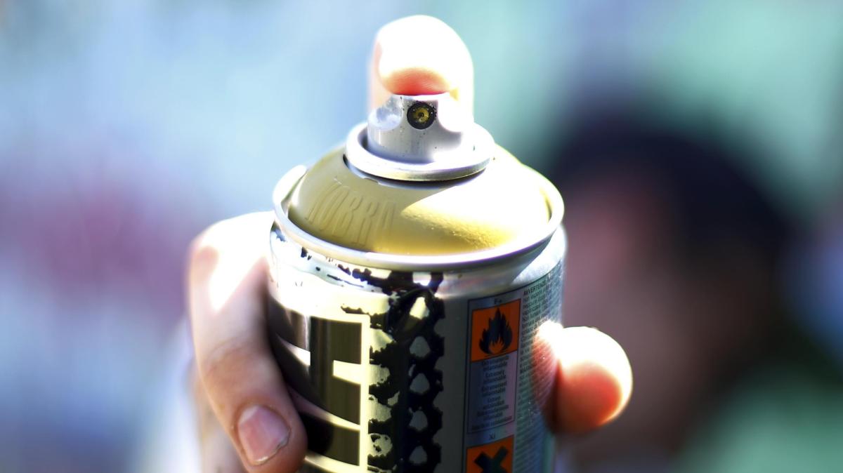 Graffiti in Parkhaus der City-Galerie Augsburg: Polizei ermittelt