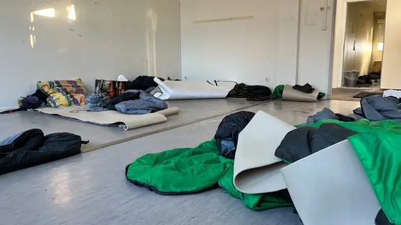 In der Unterkunft schlafen in einem Raum teilweise mehr als zehn Menschen. | NDR, Moritz Mayer Das Innere eines Kälteschutzcontainer in der Stadt Kiel