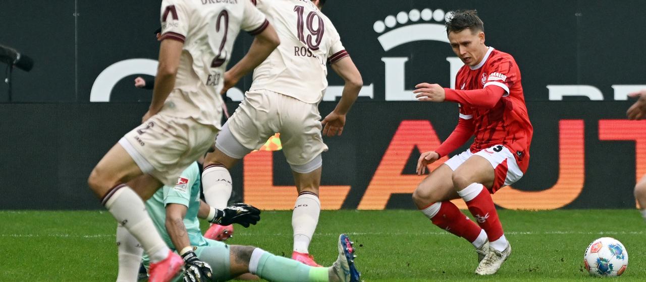 Kaiserslauterns Torschütze Naatan Skyttä (r.) vor dem Tor der Dresdener