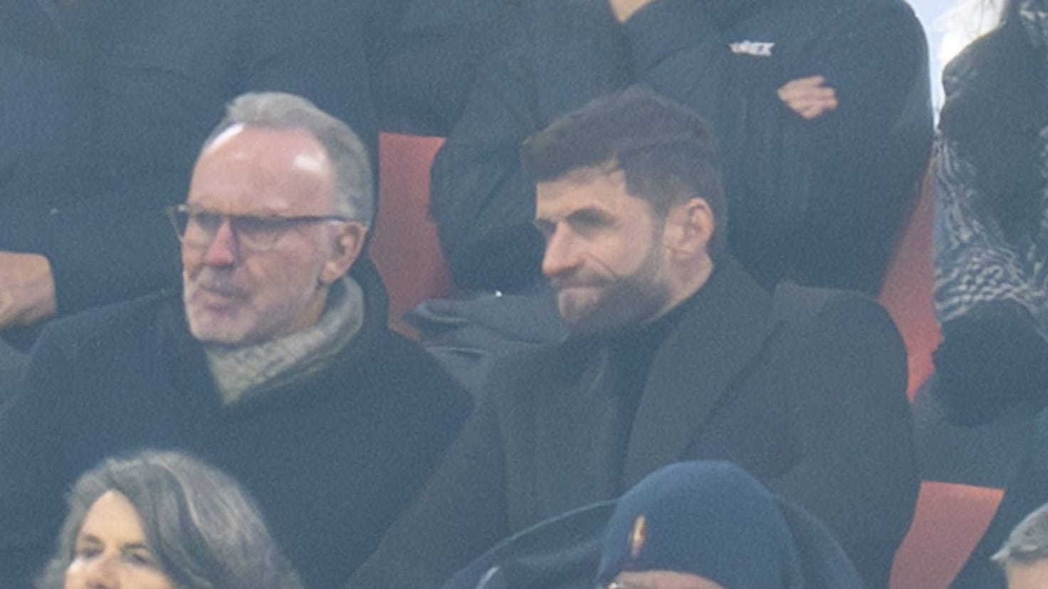 Karl-Heinz Rummenige (l.) sitzt neben Thomas Müller: Der MLS-Star war am Wochenende zu Besuch in der alten Heimat.