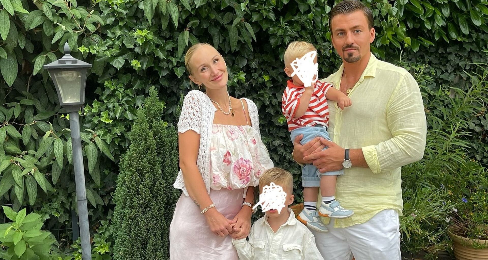 Kathi Wagener und Kevin Yanik mit ihren Kindern, August 2025