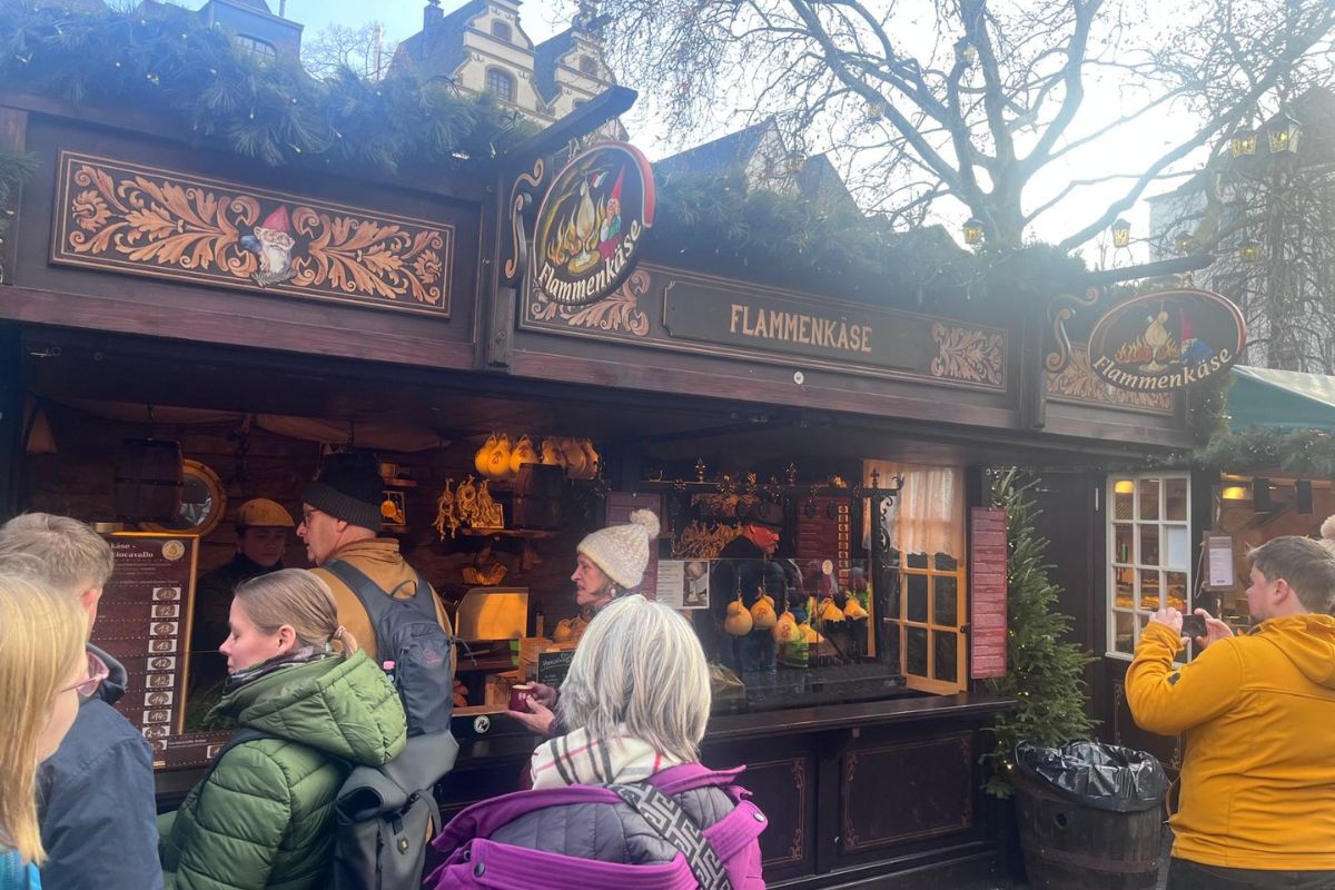 Hype um 14-Euro-Käsebrot auf Kölner Weihnachtsmarkt - wir testen es!