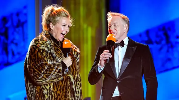 Berlin, Andrea "Kiwi" Kiewel und Johannes B. Kerner als Moderatoren bei der ZDF Silvesterparty "Willkommen 2023". | picture alliance / SULUPRESS.DE, Marc Vorwerk/SULUPRESS.DE Berlin, Andrea "Kiwi" Kiewel und Johannes B. Kerner als Moderatoren bei der ZDF Silvesterparty "Willkommen 2023".