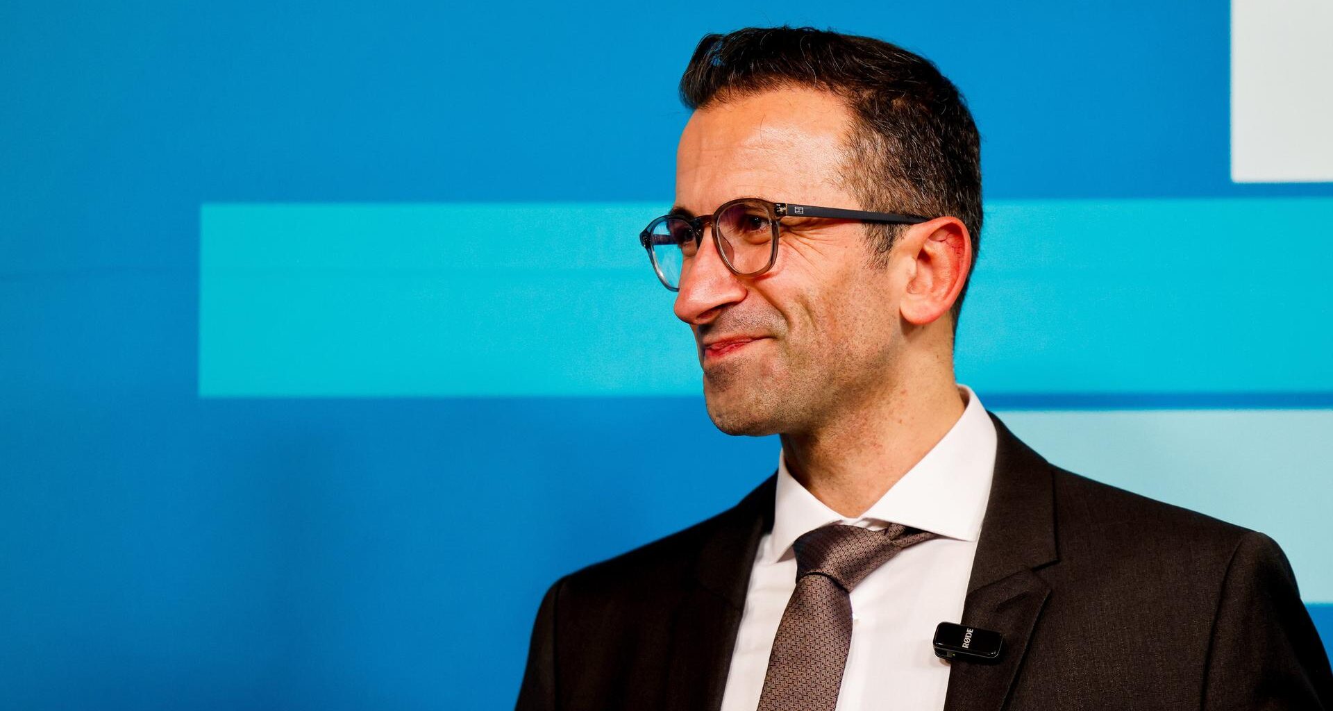 Samet Yilmaz (Bündnis90/Die Grünen) steht nach seiner Wahl zum Oberbürgermeister von Kiel auf der Bühne.