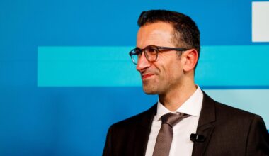 Samet Yilmaz (Bündnis90/Die Grünen) steht nach seiner Wahl zum Oberbürgermeister von Kiel auf der Bühne.