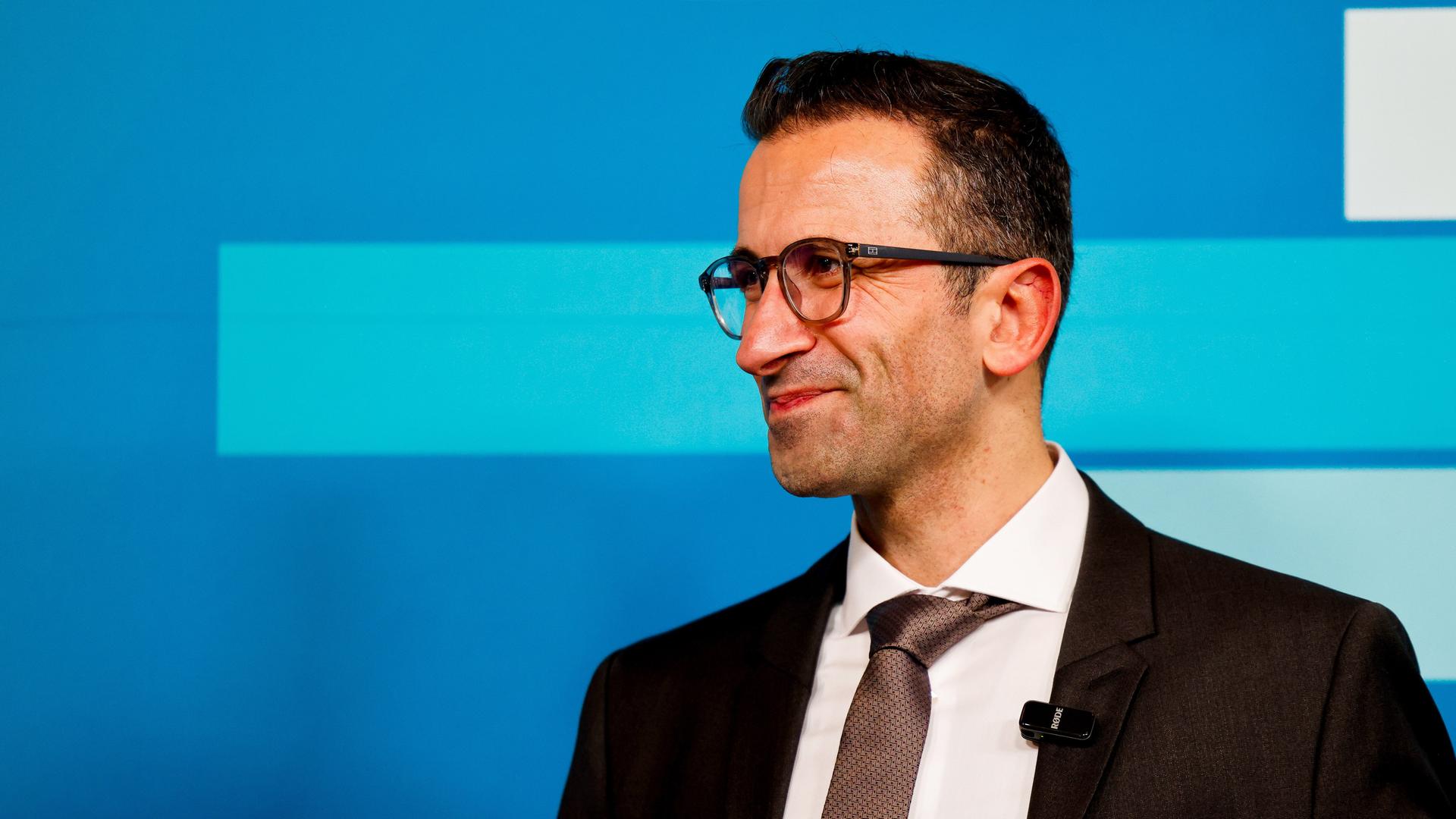 Samet Yilmaz (Bündnis90/Die Grünen) steht nach seiner Wahl zum Oberbürgermeister von Kiel auf der Bühne. 