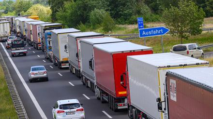  Lastwagen stauen sich auf der Autobahn A12 in Richtung Polen vor der Bundesgrenze. Die polnischen Grenzkontrollen sorgen auf der A12 nahe Frankfurt (Oder) für einen kilometerlangen Stau.
