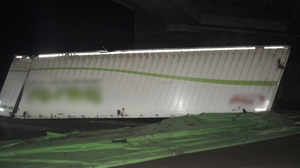 Unfall bei Könnern: Kipper kollidiert mit A14-Brücke