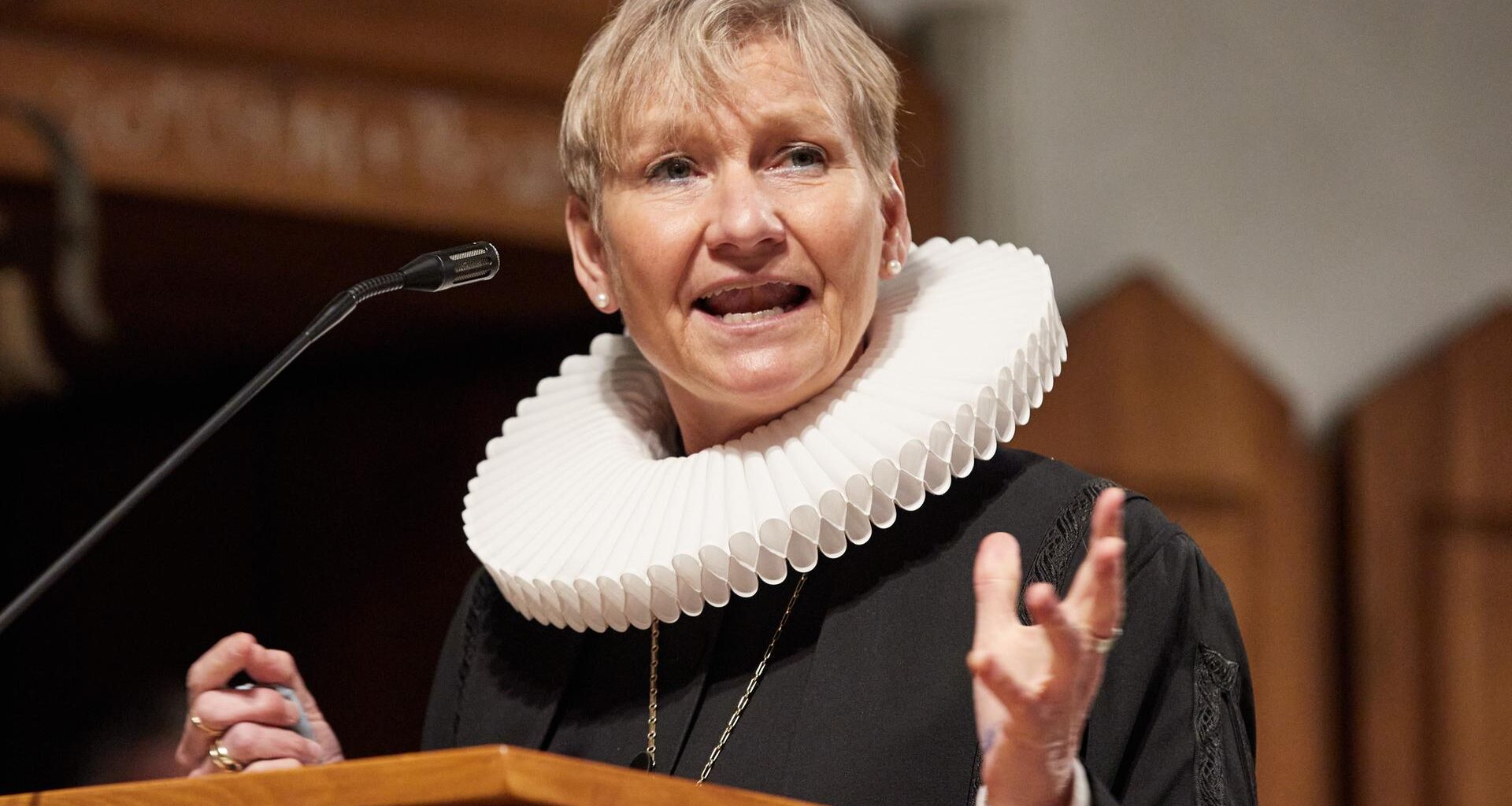 Kirsten Fehrs spricht in der Herz-Jesu-Kirche in Hamburg-Hamm während einer Aussendungsfeier (Archiv).