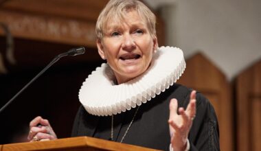 Kirsten Fehrs spricht in der Herz-Jesu-Kirche in Hamburg-Hamm während einer Aussendungsfeier (Archiv).