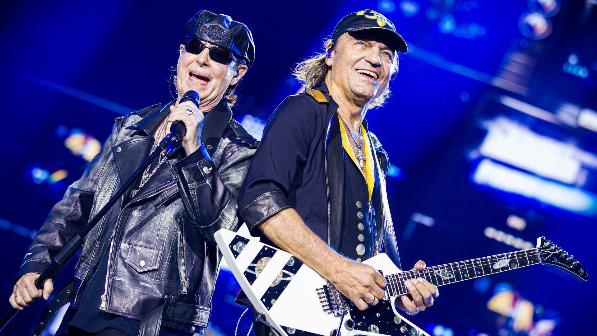 Klaus Meine (l) und Matthias Jabs von den Scorpions: Sie spielten im Juli in der Heinz-von-Heiden-Arena.