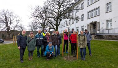 Nach Kronkorken-Aktion: Freiwillige pflanzen 2.000 Blumenzwiebeln auf dem W-tec-Gelände - blickfeld