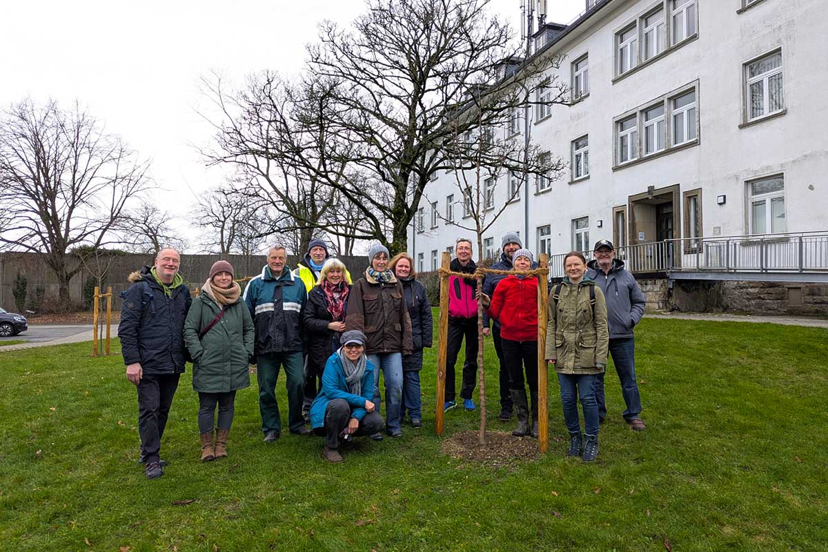 Nach Kronkorken-Aktion: Freiwillige pflanzen 2.000 Blumenzwiebeln auf dem W-tec-Gelände - blickfeld