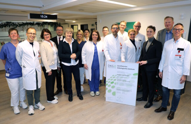 Gratulation an das interdisziplinäre Team des Onkologischen Zentrums im Klinikum Solingen: Oberbürgermeister Daniel Flemm und die Klinikleitung überreichte das DKG-Zertifikat an die Zentrumsleiter der einzelnen Organzentren. (Foto: © Bastian Glumm)