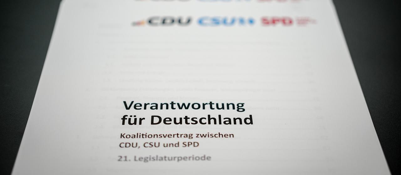 Der Koalitionsvertrag von CDU, CSU und SPD mit der Überschrift "Verantwortung für Deutschland" ist auf dem Foto zu sehen