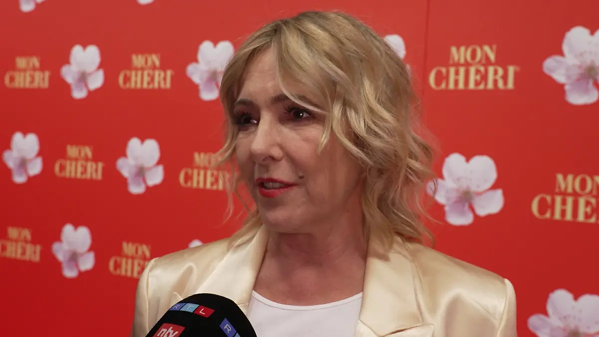 Gundis Zámbó ist zurück! Beim Mon Chérie Barbara Tag feiert der Ex-TV-Star sein Comeback auf dem roten Teppich.