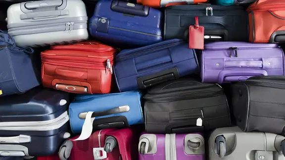 Viele verschiedene Koffer gestapelt. | fotolia, Maurizio Milanesio Viele verschiedene Koffer gestapelt.