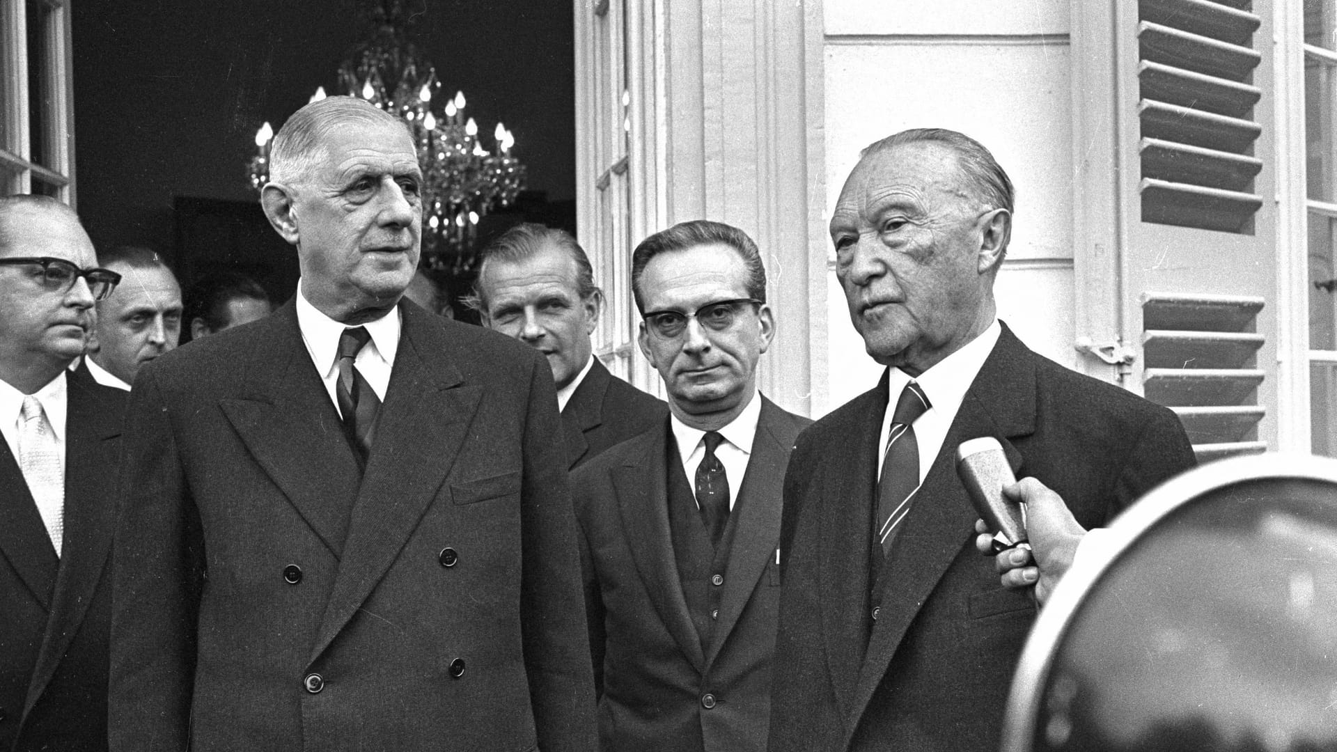 Konrad Adenauer mit Charles de Gaulle 1961: Der Kanzler wollte die Bundesrepublik fest im Westen verankern. Konrad Adenauer mit Charles de Gaulle 1961: Der Kanzler wollte die Bundesrepublik fest im Westen verankern.