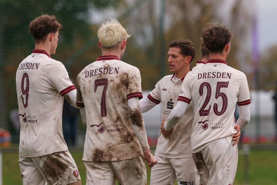 Jan-Hendrik Marx (3.v.r.) schoss am Sonntag drei Tore in der U21.