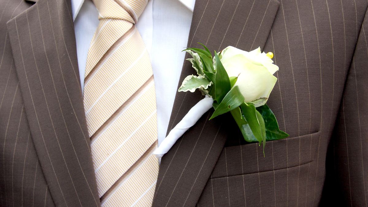 Prügelei nach "Krawattenwerfen": Hochzeitsspiel im Sauerland endet in Schlägerei