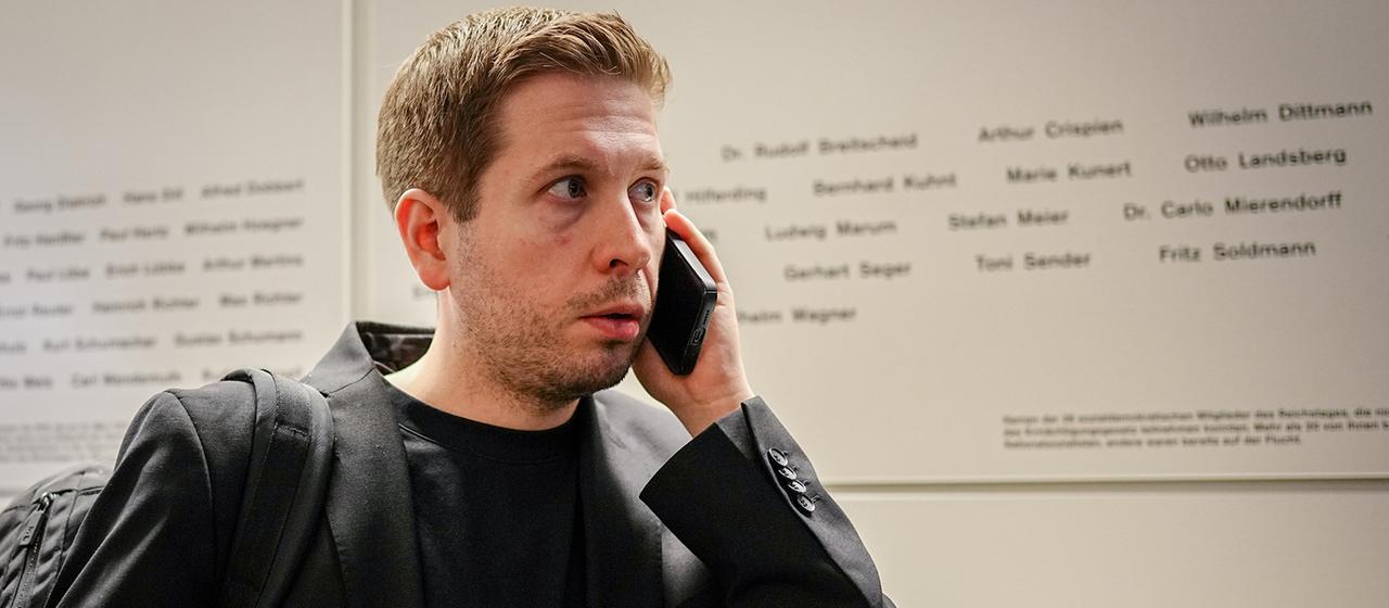 Kevin Kühnert telefoniert (Archivbild 5.7.2024)