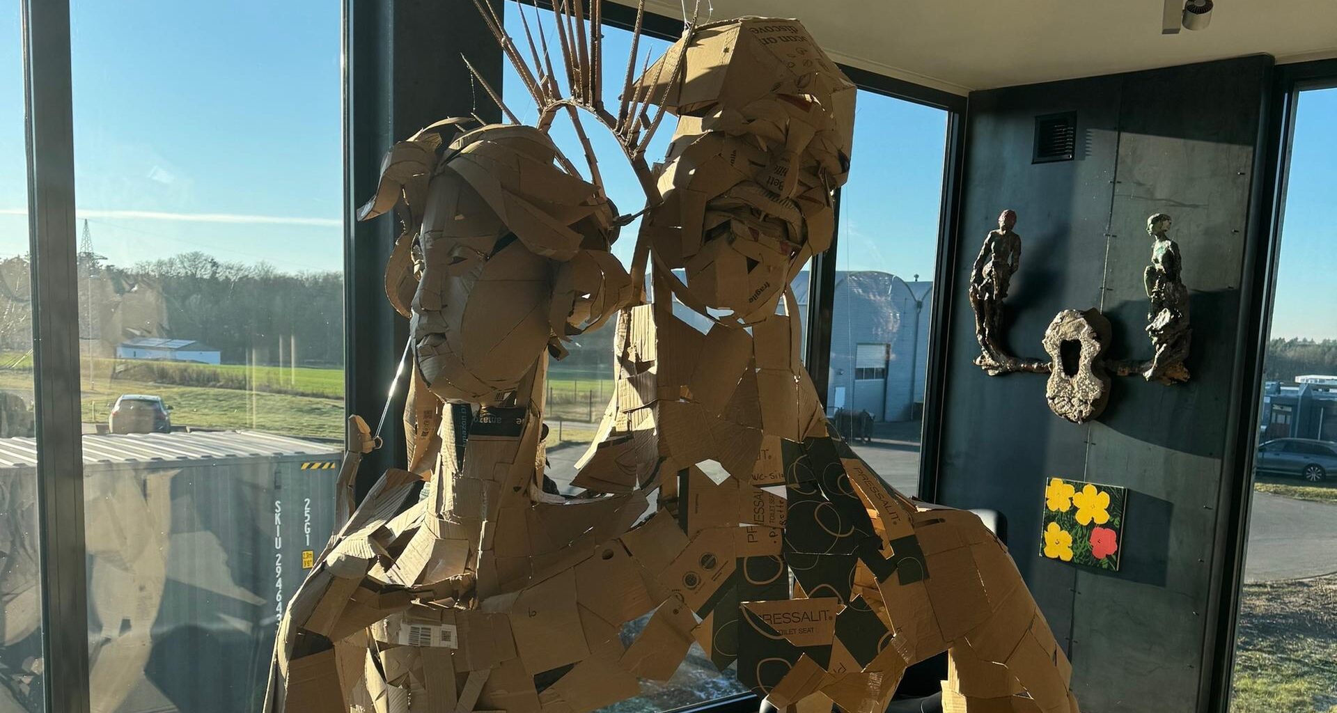 Diese Skulptur sollte auf den Müll - jetzt hängt sie neben Kunst von Warhol