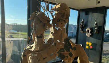 Diese Skulptur sollte auf den Müll - jetzt hängt sie neben Kunst von Warhol