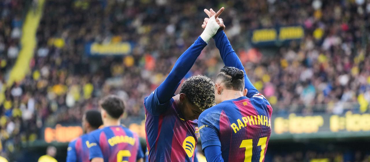 Die Fußballprofis Lamine Yamal (l.) und Rapphina bejubeln ein Tor des FC Barcelona bei Villarreal | AP/Saiz Die Fußballprofis Lamine Yamal (l.) und Rapphina bejubeln ein Tor des FC Barcelona bei Villarreal