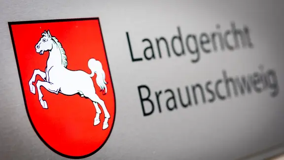 Der Schriftzug "Landgericht Braunschweig" ist neben dem Niedersachsen-Wappen auf einem Schild am Haupteingangsbereich zum Landgericht Braunschweig zu lesen.