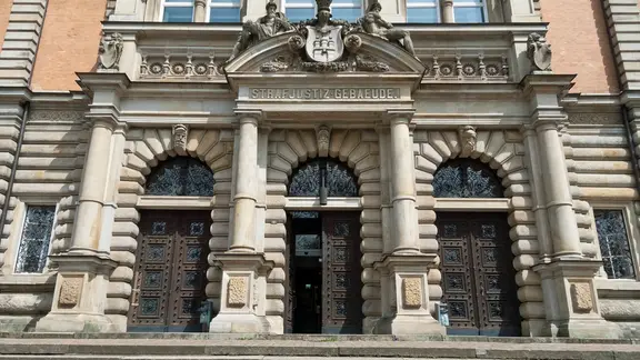Eingang des Strafjustizgebäudes in Hamburg