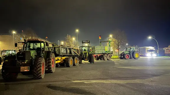 Landwirte protestieren in Wasbek vor dem Lidl Zentrallager.