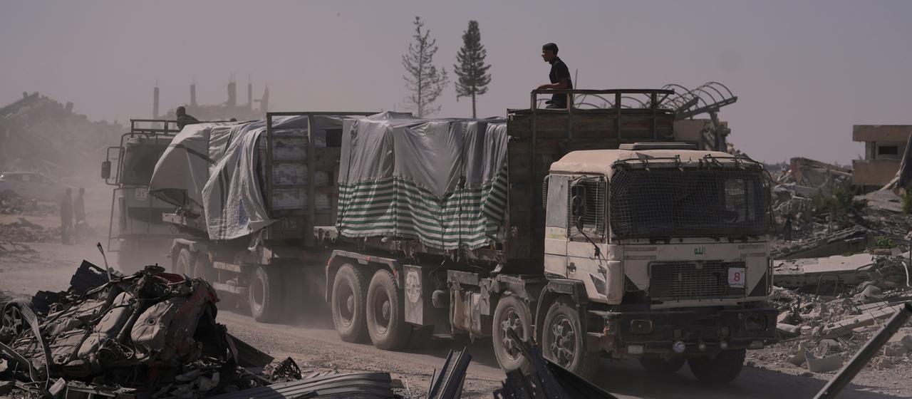Lastwagen mit humanitärer Hilfe fahren durch Chan Junis im südlichen Gazastreifen.