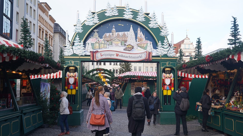 Zweite Chance für Deko-Bäumchen: Stadt Leipzig verschenkt Bäume vom Weihnachtsmarkt