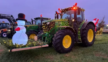 B3: Autofahrer kollidiert mit beleuchtetem Weihnachtstrecker