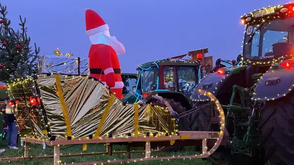 Weihnachtlich geschmückte Traktoren in Spelle