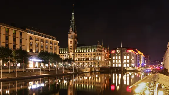 Das Hamburger Rathaus erstrahlt in voller Beleuchtung