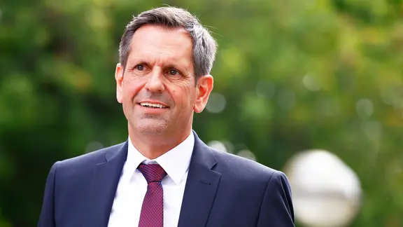 Olaf Lies (SPD), designierter Ministerpräsident von Niedersachsen, kommt zur Sitzung des Niedersächsischen Landtags mit der Wahl des neuen Ministerpräsidenten von Niedersachsen.