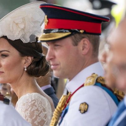 Prinzessin Kate und Prinz William schauen bei einem Staatsbesuch in die Ferne.