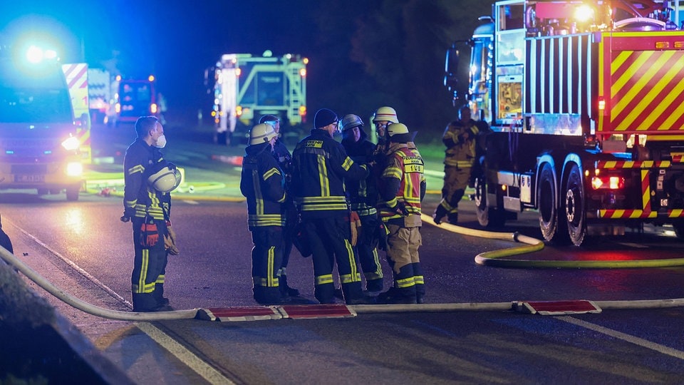 Weihnachtspost? 24 Tonnen Pakete in Flammen – A2 nach Lkw-Brand gesperrt