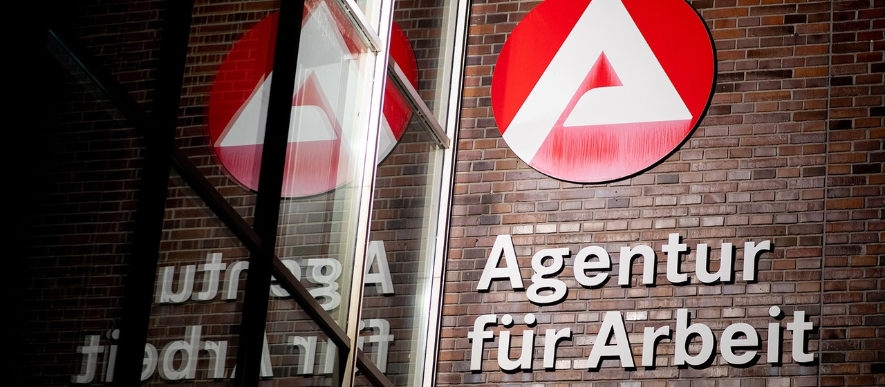 Der Schriftzug "Agentur für Arbeit" hängt am Gebäude der Bundesagentur für Arbeit im Stadtzentrum von Oldenburg.