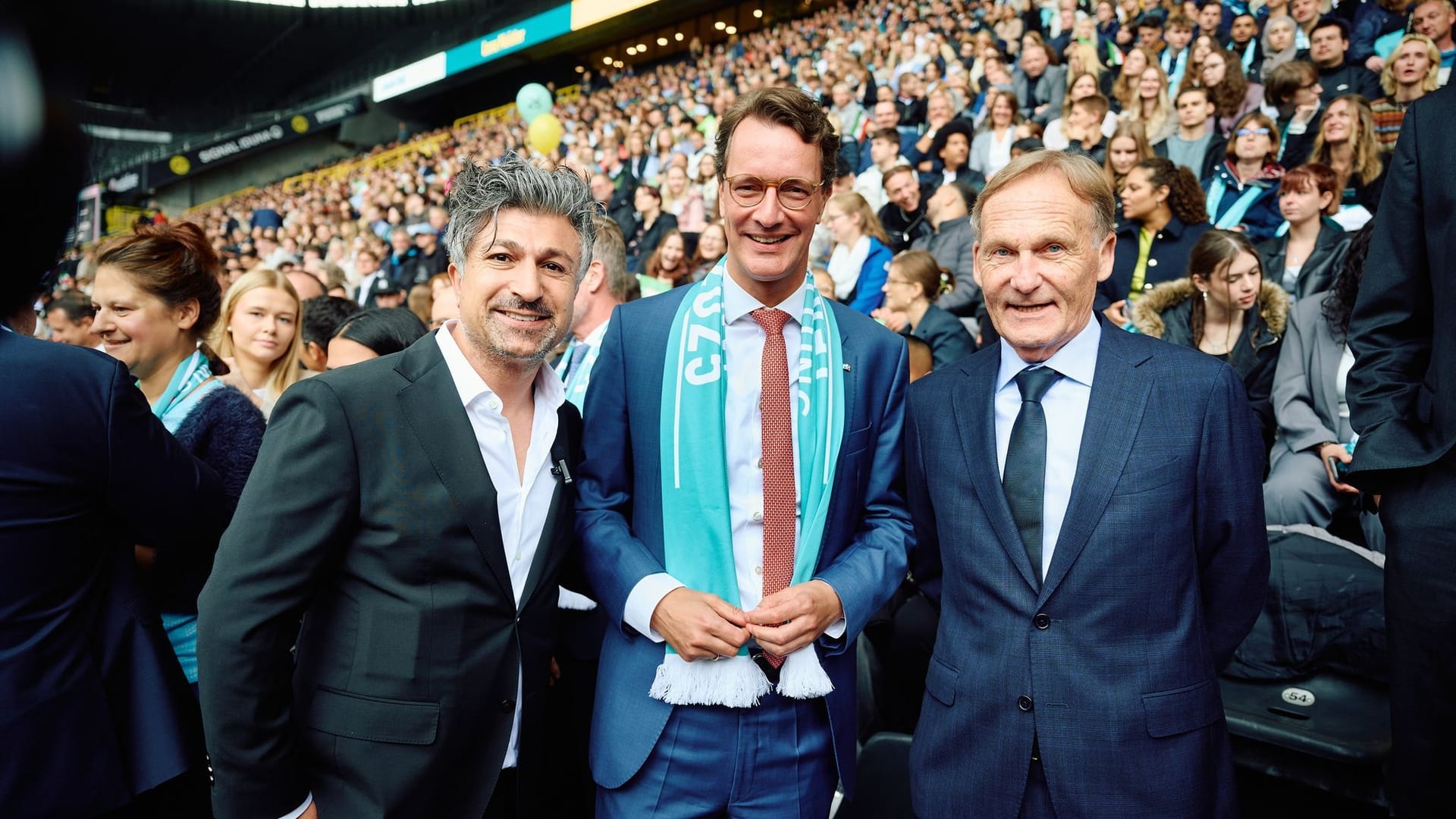 Lottomillionär Chico besucht 1600 künftige Finanzbeamte Lottomillionär Chico besucht 1600 künftige Finanzbeamte