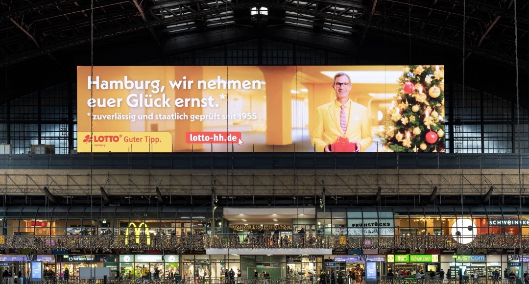 Lotto Hamburg wirbt auf DOOH-Riesenfläche am Hamburger Hauptbahnhof