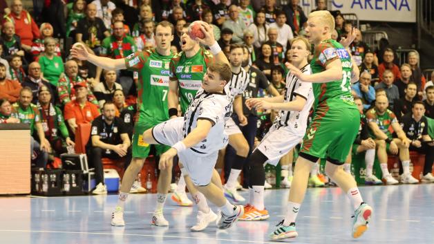 Lukas Laube (vorne Mitte) hebt hier für den THW Kiel vor Felix Claar (von links), Elvar Örn Jonsson und Magnus Saugstrup vom SC Magdeburg zum Torwurf ab.