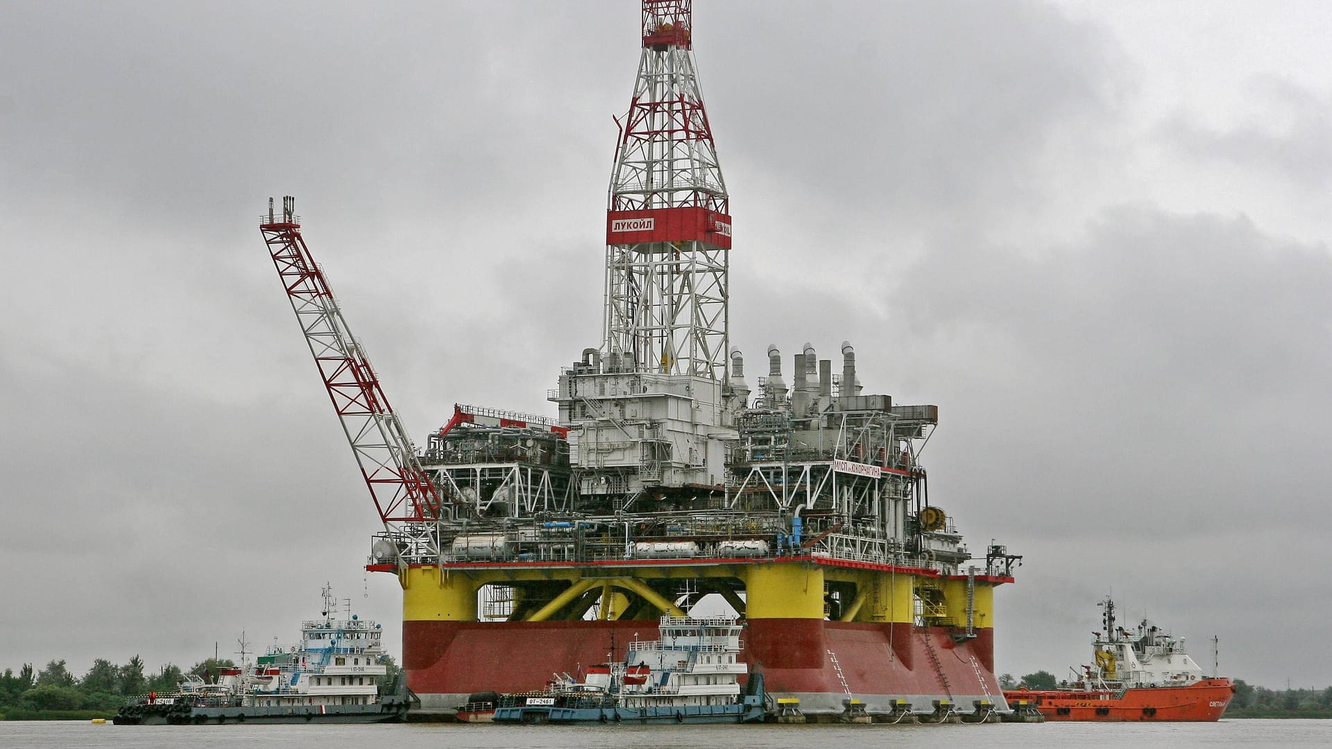 Lukoil-Ölplattform wird ins Kaspische Meer transportiert: Die Bohrinsel wurde bei einem Angriff beschädigt (Archivbild).