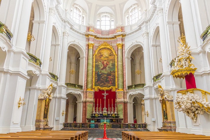 Bistum Dresden-Meißen – Aktuelles - Traditionsreiche Abendführung und festliche Orgelmusik in der Dresdner Kathedrale