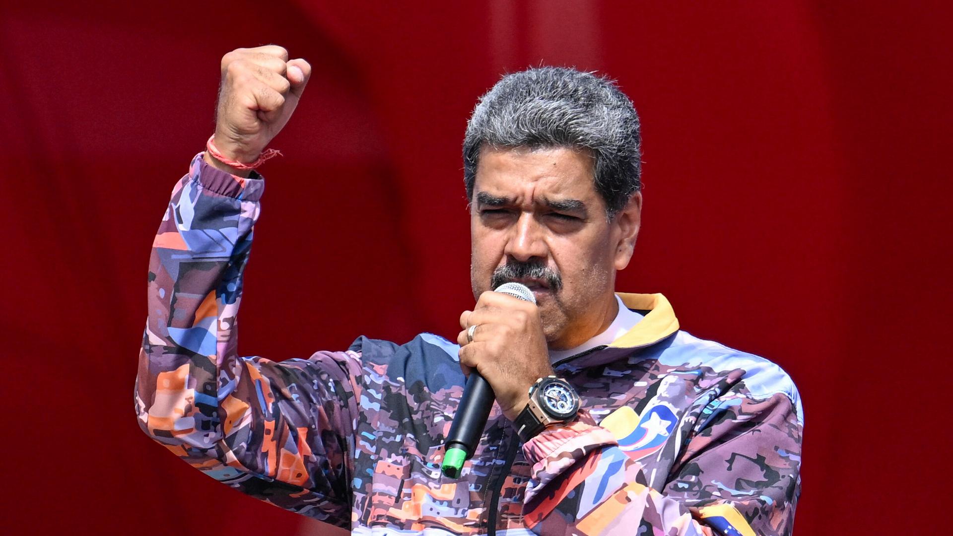 Maduro mit buntem Hemd und kämpferischer Geste bei einer Rede. Maduro mit buntem Hemd und kämpferischer Geste bei einer Rede.