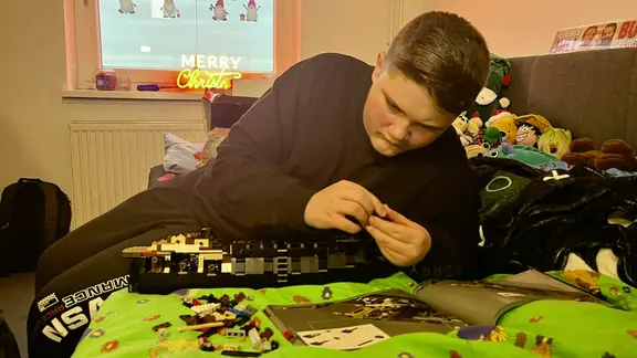 Niclas aus Peine auf seinem Bett. Er war beim Anschlag auf den Weihnachtsmarkt in Magdeburg verletzt worden.