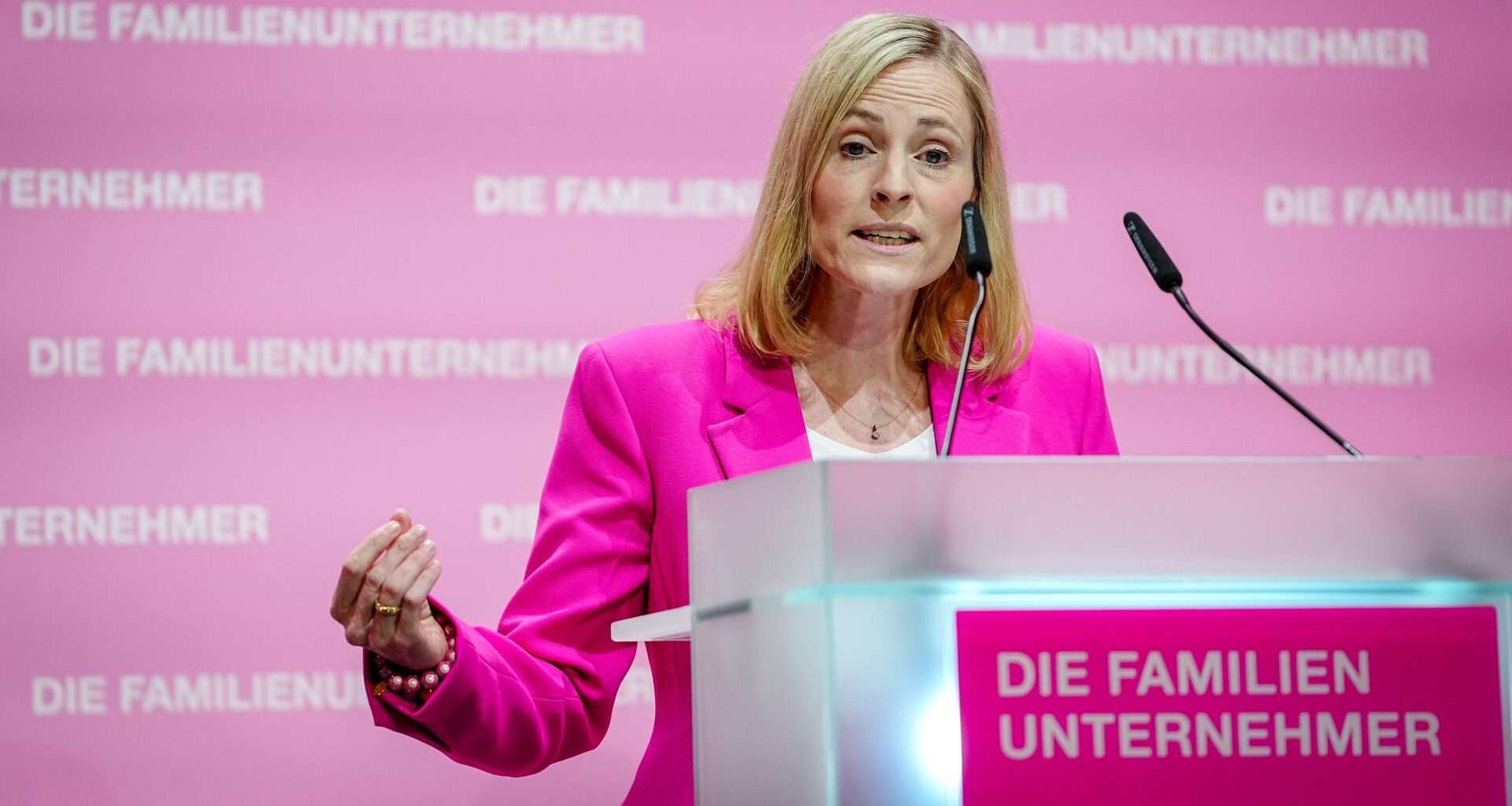 Marie-Christine Ostermann, Präsidenten des Wirtschaftsverbands "Die Familienunternehmer", steht an einem Rednerpult bei der Veranstaltung Die Familienunternehmer-Tage 2025.