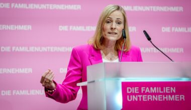 Marie-Christine Ostermann, Präsidenten des Wirtschaftsverbands "Die Familienunternehmer", steht an einem Rednerpult bei der Veranstaltung Die Familienunternehmer-Tage 2025.