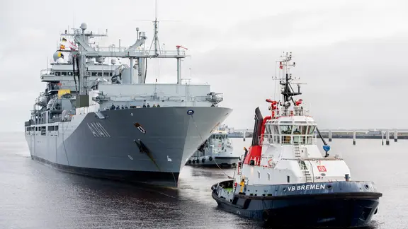 Der Einsatzgruppenversorger "Berlin" läuft in den Hafen am Marinestützpunkt in Wilhelmshaven ein.